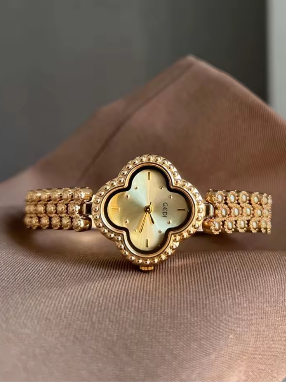 Gold Clover-Shaped Women's Bracelet Watch - Elegant Gold Tone